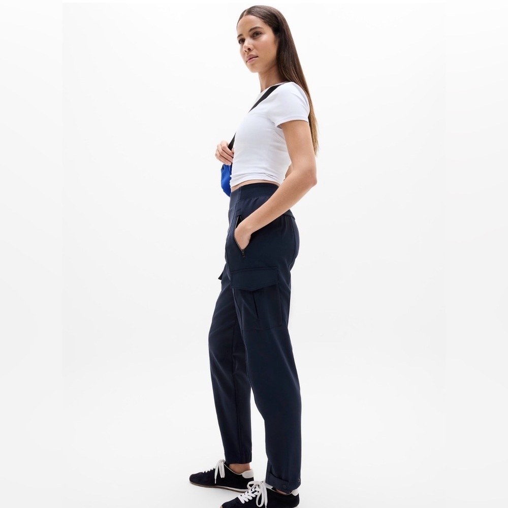 Nwt Athleta Women’s Navy Endless Cargo Pants Size 8.